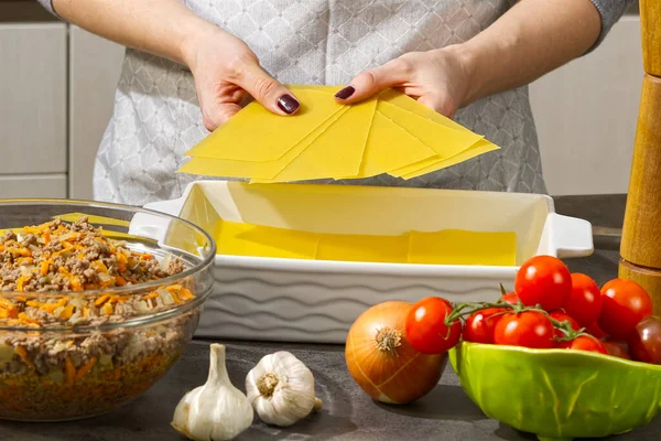 Kadın mutfakta lazanya hazırlıyor. Lazanya tarifi - İtalyan yemeği