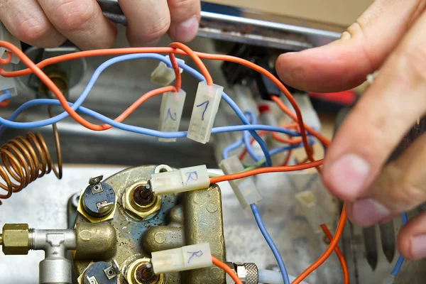 El maestro repara la cafetera. electrodomésticos reparación en el hogar — Foto de Stock