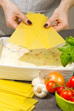 Kadın mutfakta lazanya hazırlıyor. Lazanya tarifi - İtalyan yemeği