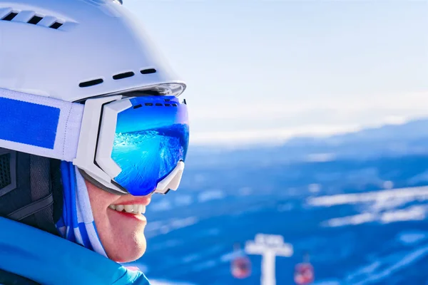 Ritratto di donna in alpi. donna in maschera da sci presso la stazione sciistica. riflesso in occhiali da sci — Foto Stock