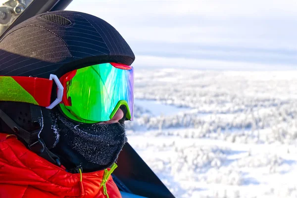 Junge in den Alpen. Teenager mit Skibrille im Skigebiet. Spiegelung in Skibrillen — Stockfoto