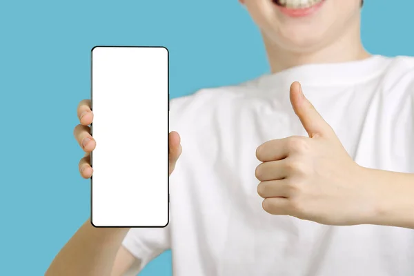 Šťastný Usmívající Chlapec Ukazuje Smartphone Makupy Modrém Pozadí Mobilní Telefon — Stock fotografie