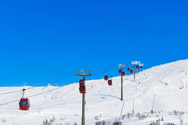 Estación Esquí Día Soleado Teleférico Rojo Una Estación Esquí Los —  Fotos de Stock