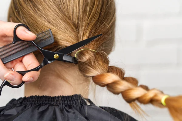 Mulheres Doações Cabelo Para Pessoas Com Câncer Cortando Cabelo Trançado — Fotografia de Stock