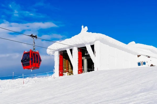 Estância Esqui Dia Ensolarado Teleférico Vermelho Numa Estação Esqui Nos — Fotografia de Stock