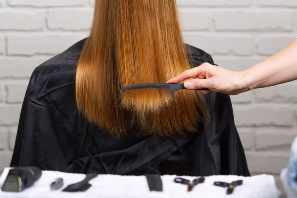 Cuidado del cabello de mujer. Peluquería haciendo peinado a la joven en el salón de belleza. — Foto de Stock