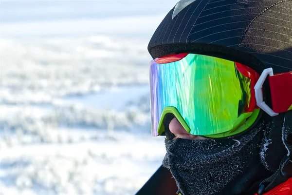 Junge in den Alpen. Teenager mit Skibrille im Skigebiet. Spiegelung in Skibrillen — Stockfoto