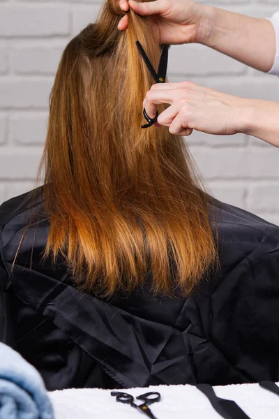 Cuidado del cabello de mujer. Peluquería haciendo peinado a la joven en el salón de belleza. — Foto de Stock