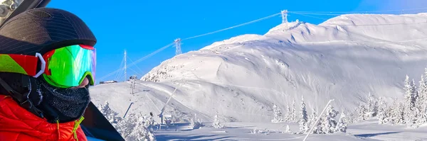 Junge in den Alpen. Teenager mit Skibrille im Skigebiet. Spiegelung in Skibrillen — Stockfoto