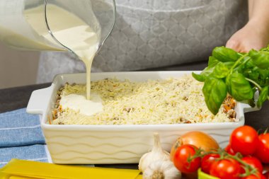 Kadın mutfakta lazanya hazırlıyor. Lazanya tarifi - İtalyan yemeği