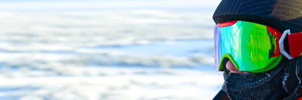 Молодий хлопчик в Альпах. Підліток у лижних окулярах на гірськолижному курорті. відображення в лижних окулярах — стокове фото