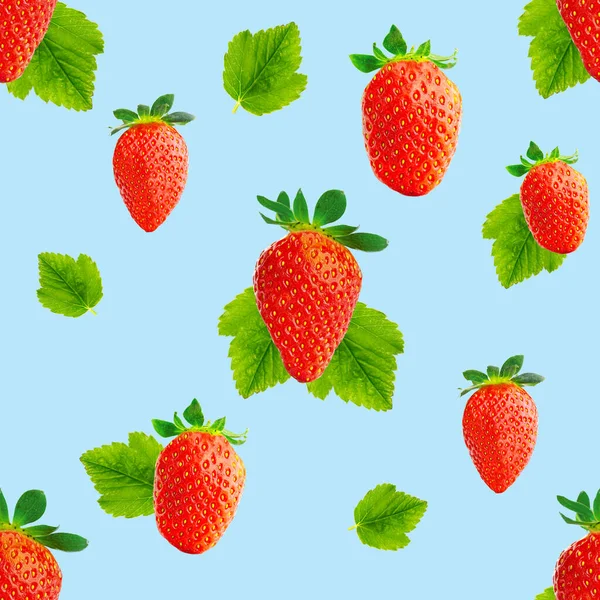 Erdbeere nahtlose Muster. Reife Erdbeeren isoliert auf blauem Grund. Hintergrund der Paketgestaltung. — Stockfoto
