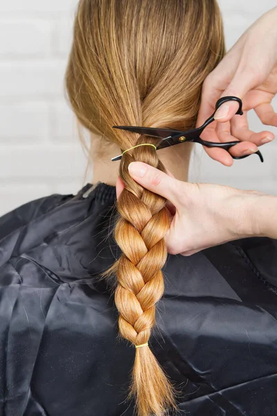 Donaciones de cabello para mujeres con cáncer. Concepto de donación de cabello. cortar el pelo largo trenzado — Foto de Stock
