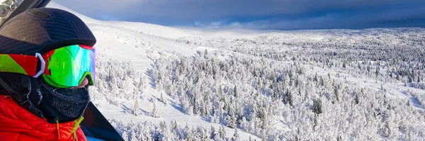 Junge in den Alpen. Teenager mit Skibrille im Skigebiet. Spiegelung in Skibrillen — Stockfoto