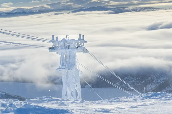 Eingefrorene Standseilbahnstützen. Skilifttechnik, Skigebiet, Berggebiet. — Stockfoto