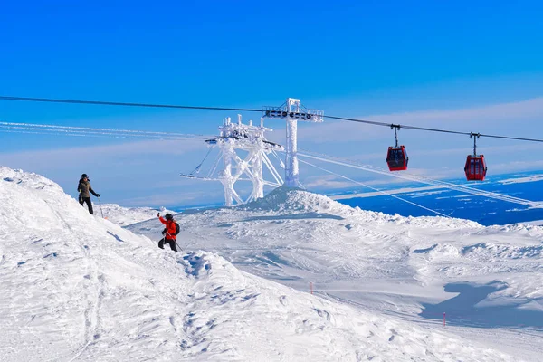 Rote Seilbahn in einem Skigebiet in den Alpen. Rote Gondelbahn in einem Skigebiet, Schweden, frostiger sonniger Tag — Stockfoto
