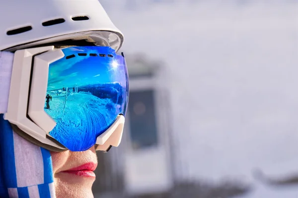 Ritratto di donna in alpi. donna in maschera da sci presso la stazione sciistica. riflesso in occhiali da sci — Foto Stock