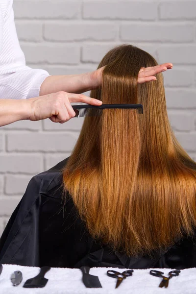 Cuidado del cabello de mujer. Peluquería haciendo peinado a la joven en el salón de belleza. —  Fotos de Stock
