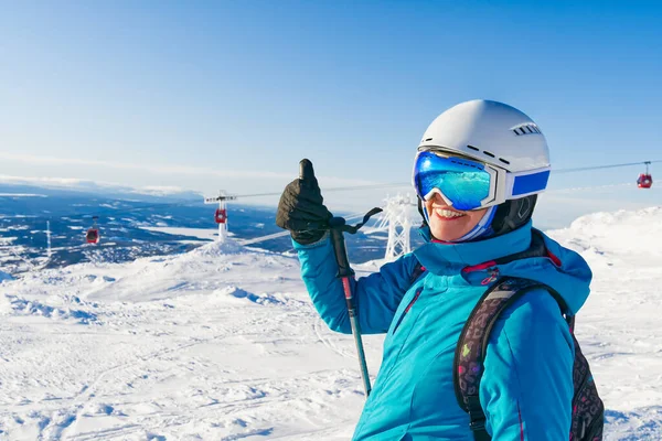 Sci, sciatore, sole e divertimento invernale donna godendo di vacanza sciistica Inverno, tempo libero, sport e persone concetto — Foto Stock