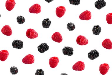 Ahududu soyut arka plan. Beyaz arka planda izole edilmiş renkli yabani böğürtlenler.