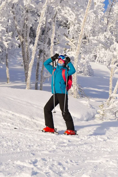 Ski, Skifahrer, Sonne und Winterspaß Frau genießt Skiurlaub Winter, Freizeit, Sport und Menschen Konzept — Stockfoto