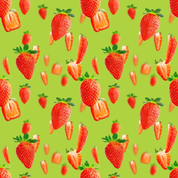 Aardbei naadloos patroon. Rijp aardbeien geïsoleerd op groen. achtergrond voor pakketontwerp. — Stockfoto