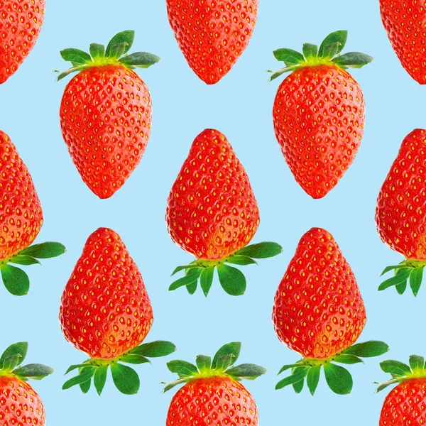 Erdbeere nahtlose Muster. Reife Erdbeeren isoliert auf blauem Grund. Hintergrund der Paketgestaltung. — Stockfoto