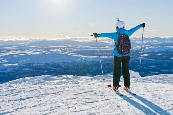 Sci, sciatore, sole e divertimento invernale donna godendo di vacanza sciistica Inverno, tempo libero, sport e persone concetto — Foto Stock