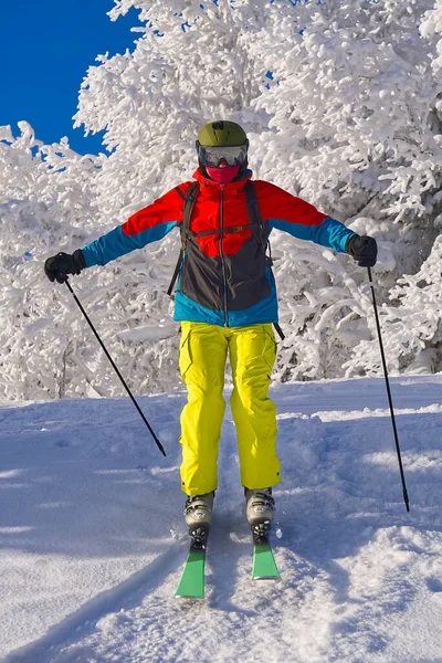 Sciatore in montagna, pista preparata e giornata di sole. inverno, tempo libero, sport e concetto di persone — Foto Stock