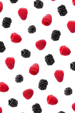 Ahududu soyut arka plan. Beyaz arka planda izole edilmiş renkli yabani böğürtlenler.