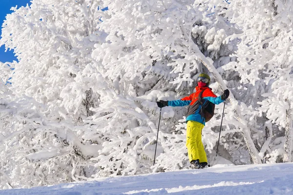 Skifahrer in den Bergen, präparierte Piste und sonniger Tag. Winter-, Freizeit-, Sport- und Personenkonzept — Stockfoto