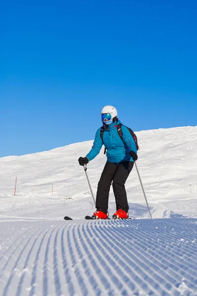 Sci, sciatore, sole e divertimento invernale donna godendo di vacanza sciistica Inverno, tempo libero, sport e persone concetto — Foto Stock