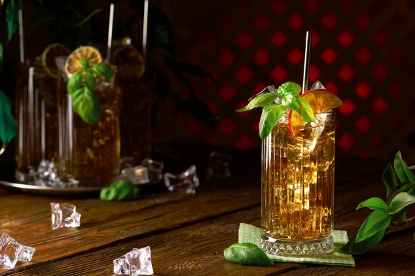 Glas Long Island Eistee Cocktail mit Minze verziert. Cuba Libre zurückhaltend — Stockfoto