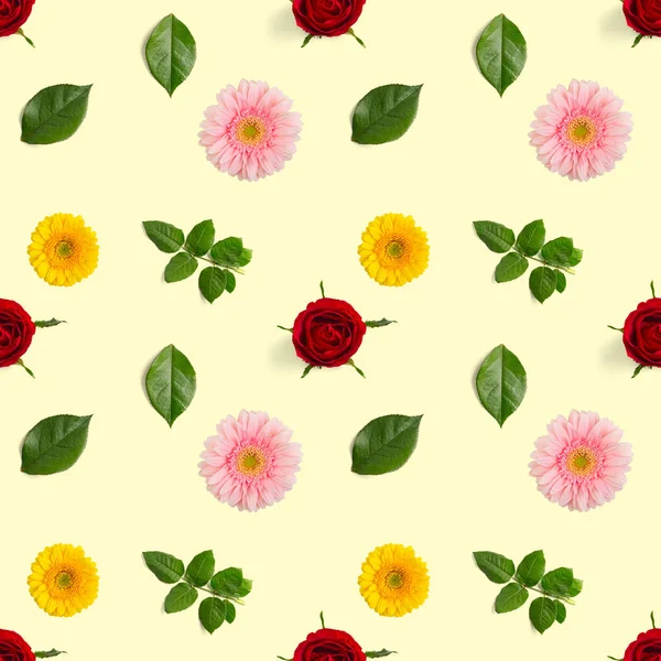 Yaz çiçekleri pürüzsüz desen. Gerbera ve gül deseni