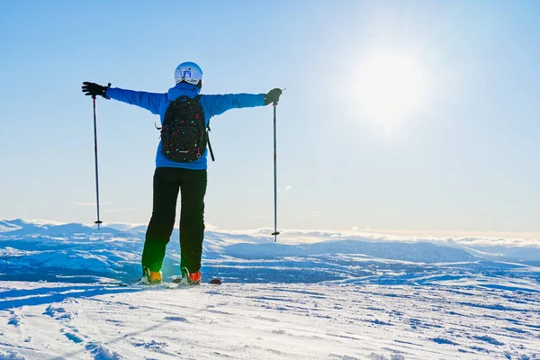 Ski, esquiador, sol e inverno mulher divertida desfrutando de férias de esqui Inverno, lazer, esporte e conceito de pessoas — Fotografia de Stock