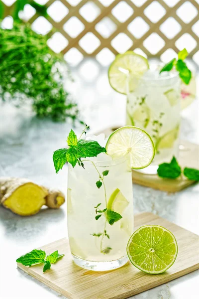 Ginger Ale oder Kombucha im Glas Hausgemachte Cocktail-Limette und Ingwer-Limonade. Indisches Getränk zur Erfrischung — Stockfoto