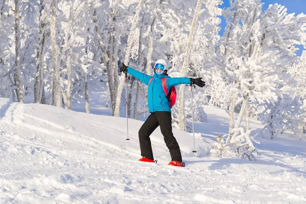 Лижна, лижна, сонячна та зимова весела жінка насолоджується лижними канікулами Зима, дозвілля, спорт та концепція людей — стокове фото