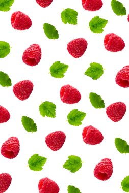 Ahududu soyut arka plan. Beyaz arka planda izole edilmiş renkli yabani böğürtlenler.