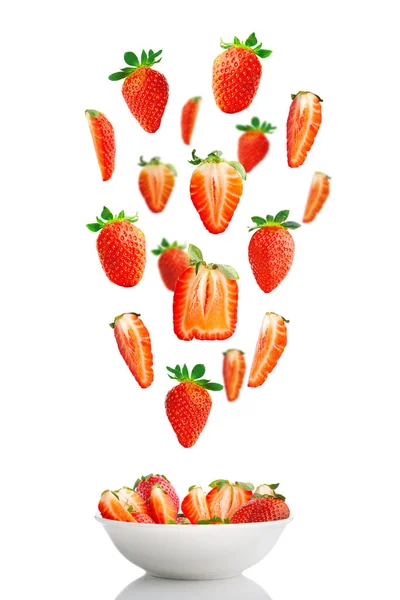 Bunte Hintergrund von Erdbeeren auf weißem Hintergrund. Draufsicht, flach - Banner legen — Stockfoto