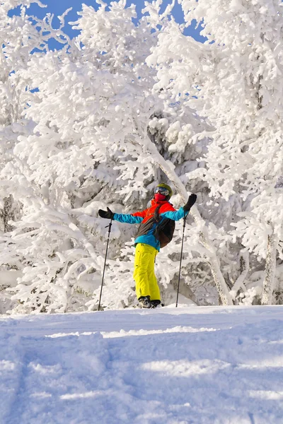 Skifahrer in den Bergen, präparierte Piste und sonniger Tag. Winter-, Freizeit-, Sport- und Personenkonzept — Stockfoto