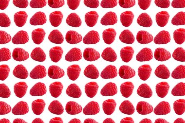 Ahududu soyut arka plan. Beyaz arka planda izole edilmiş renkli yabani böğürtlenler.