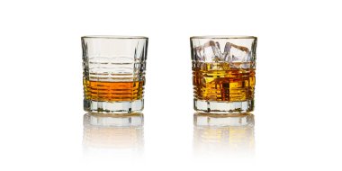 Viski bardakları. Beyaz arka planda viski kadehleri.