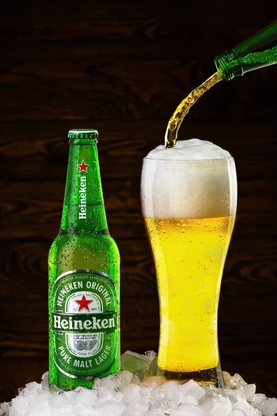 Tallinn, Észtország, 2022. március. Heineken Lager sörösüveg üveggel, tele jéggel — Stock Fotó