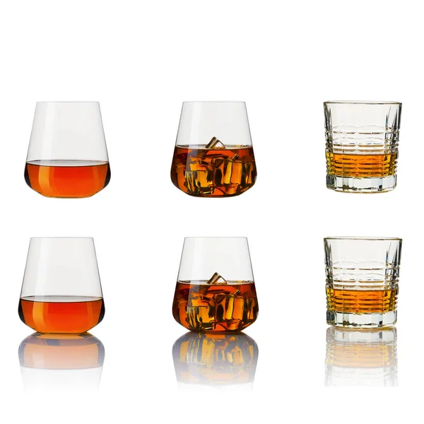 Whiskeygläser vorhanden. Collage-Gläser Whisky auf weißem Hintergrund. — Stockfoto