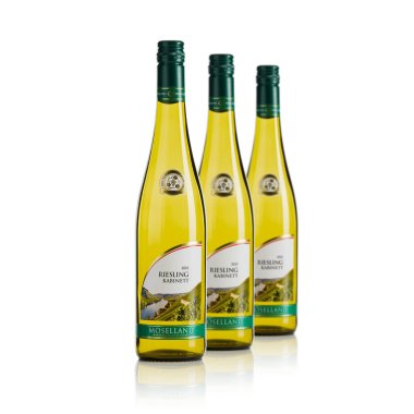 Tallinn, Estonya, Mart 2022, Moselland Riesling Kabinett Almanya Beyaz şarabı. Beyazda izole edilmiş
