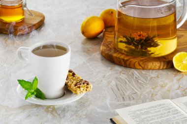 Masadaki kompozisyonda eski arkaplanda buharlı çay.