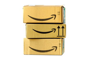 Tallinn, Estonya - Mart 2022: Beyaz arkaplan üzerine yığılmış Amazon Prime paketleri.