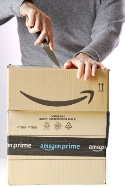 Tallinn, Estonya - Mart 2022: Beyaz arkaplan üzerine yığılmış Amazon Prime paketleri.