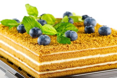 Böğürtlenli bal keki. Yabanmersinli ve nane aromalı ballı kek..