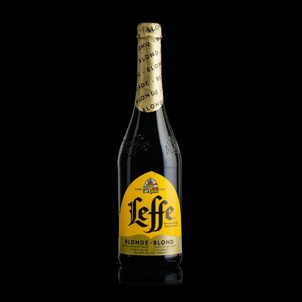 Tallin, Estonia - Marzo, 2022: Botella de cerveza belga Leffe rubia aislada sobre un fondo negro — Foto de Stock